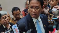 Menteri Keuangan Purbaya Yudhi Sadewa (kanan) saat memberikan keterangan pers terkait kebijakan fiskal di Jakarta, baru-baru ini.
