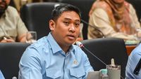 Kepala BGN Sudaryono (tengah) menyampaikan klarifikasi terkait Program Makan Bergizi Gratis (MBG) di tengah kekhawatiran dampak Karhutla.