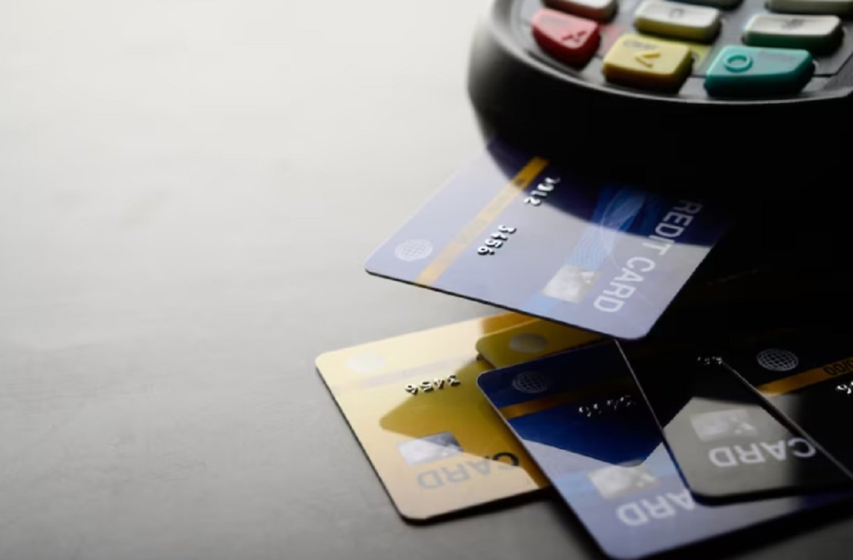 Petugas bank melayani nasabah. Keputusan pemerintah menjaga peran strategis Bank Pembangunan Daerah (BPD) dalam mendukung stabilitas likuiditas dan ekonomi regional.