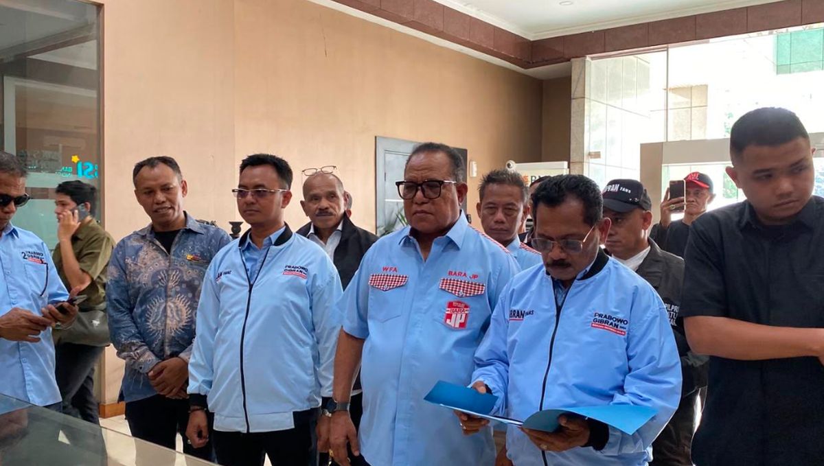 Relawan pendukung Gibran Rakabuming Raka menyerahkan amicus curiae kepada Mahkamah Konstitusi terkait sengketa Pilpres.