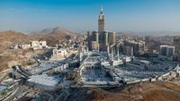 Anggota milisi Houthi berparade di ibu kota Yaman. Kelompok ini membantah keras tuduhan telah melancarkan serangan terhadap kota suci Mekkah dan Madinah di Arab Saudi.