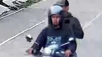 Rekaman CCTV menunjukkan dua pria dengan modus berjualan petai saat mencuri sepeda motor di sebuah permukiman.