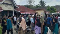 Tim medis darurat memberikan penanganan kepada salah satu siswa yang diduga mengalami keracunan makanan di Lombok Tengah.