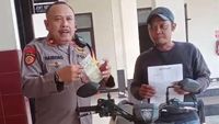 Petugas kepolisian mengamankan sepeda motor yang diduga hasil curian setelah ditemukan tergeletak di wilayah Cibinong, Kabupaten Bogor.