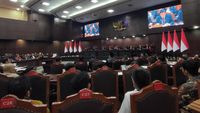 Perwakilan Perkumpulan Militan Gibran 08 Nusantara saat mendaftarkan diri sebagai pihak terkait dalam gugatan PHPU Pilpres 2024 di Mahkamah Konstitusi.