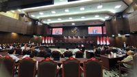 Anggota Bawaslu memberikan keterangan dalam sidang gugatan PHPU di Mahkamah Konstitusi, menyoroti tantangan pengawasan data pencalonan.