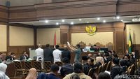 Mantan Menteri Agama Yaqut Cholil Qoumas saat memberikan klarifikasi terkait dugaan ancaman dan suap.