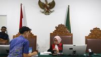 Mantan Wakil Menteri Imigrasi Silmy Karim mengajukan praperadilan terhadap Komisi Pemberantasan Korupsi (KPK), menyoal keabsahan proses hukum yang diterimanya.