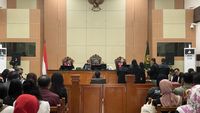 Roy Suryo saat menghadiri persidangan perdana kasus dugaan fitnah dan pencemaran nama baik terhadap Presiden Joko Widodo.
