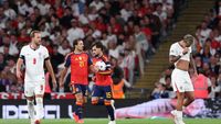 Gelandang Spanyol Alex Baena merayakan gol dalam kemenangan dramatis atas Inggris, menegaskan mentalitas tangguh La Roja.