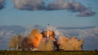 Roket Starship milik SpaceX saat meluncur dari landasan peluncuran, memulai misi orbital perdananya dan menandai tonggak sejarah baru dalam eksplorasi luar angkasa.