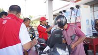 Petugas Pertamina saat melakukan inspeksi mendadak di salah satu SPBU di Sumatera Barat untuk mengawasi penyaluran BBM subsidi. (Ilustrasi)