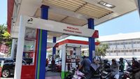 Petugas Pertamina melayani pengisian BBM di salah satu SPBU yang telah dioptimalkan layanannya untuk mempercepat distribusi dan memangkas antrean di Makassar.