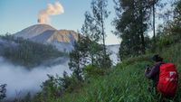 Gunung Semeru menunjukkan aktivitas erupsi dengan lontaran material vulkanik dan kolom abu di Jawa Timur.