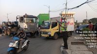 Antrean panjang kendaraan mengular akibat truk yang mogok melintang di Jalan Raya Bekasi, Ujung Menteng, Jakarta Timur, menghambat arus lalu lintas menuju Cakung pada [pagi/siang] hari ini.