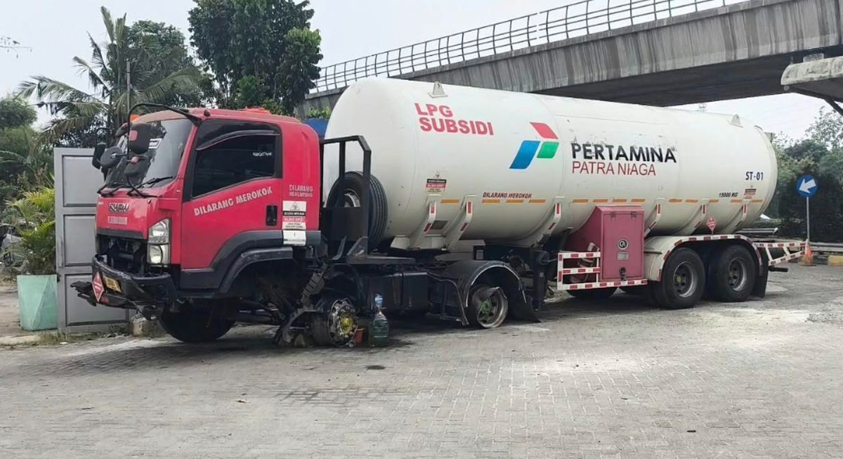 Truk Tangki LPG Terguling di Tol Jagorawi, Sopir Diduga Microsleep