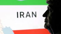 Bendera Amerika Serikat dan Iran berkibar, melambangkan ketegangan yang belum mereda antara kedua negara di tengah upaya diplomasi yang terhambat.
