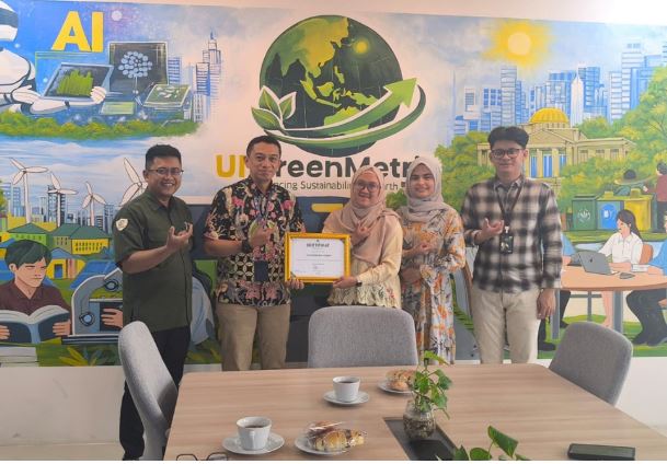 Sejumlah mahasiswa beraktivitas di lingkungan kampus yang asri dan hijau, mencerminkan komitmen perguruan tinggi terhadap keberlanjutan.