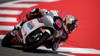 David Almansa saat beraksi di lintasan, menunjukkan kecepatan impresifnya pada sesi latihan Moto3 Austria 2026. Almansa mendominasi sesi practice, menjadi yang tercepat dan mengirimkan pesan kuat kepada para pesaingnya.