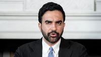 Anggota Dewan Kota New York, Zohran Mamdani, saat menyampaikan pernyataan di hadapan publik terkait isu global.