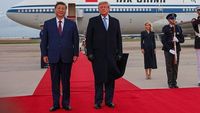 Mantan Presiden AS Donald Trump (kiri) dan Presiden Tiongkok Xi Jinping dalam salah satu pertemuan mereka yang menegangkan di tengah perang dagang, yang mencerminkan kompleksitas hubungan kedua negara.