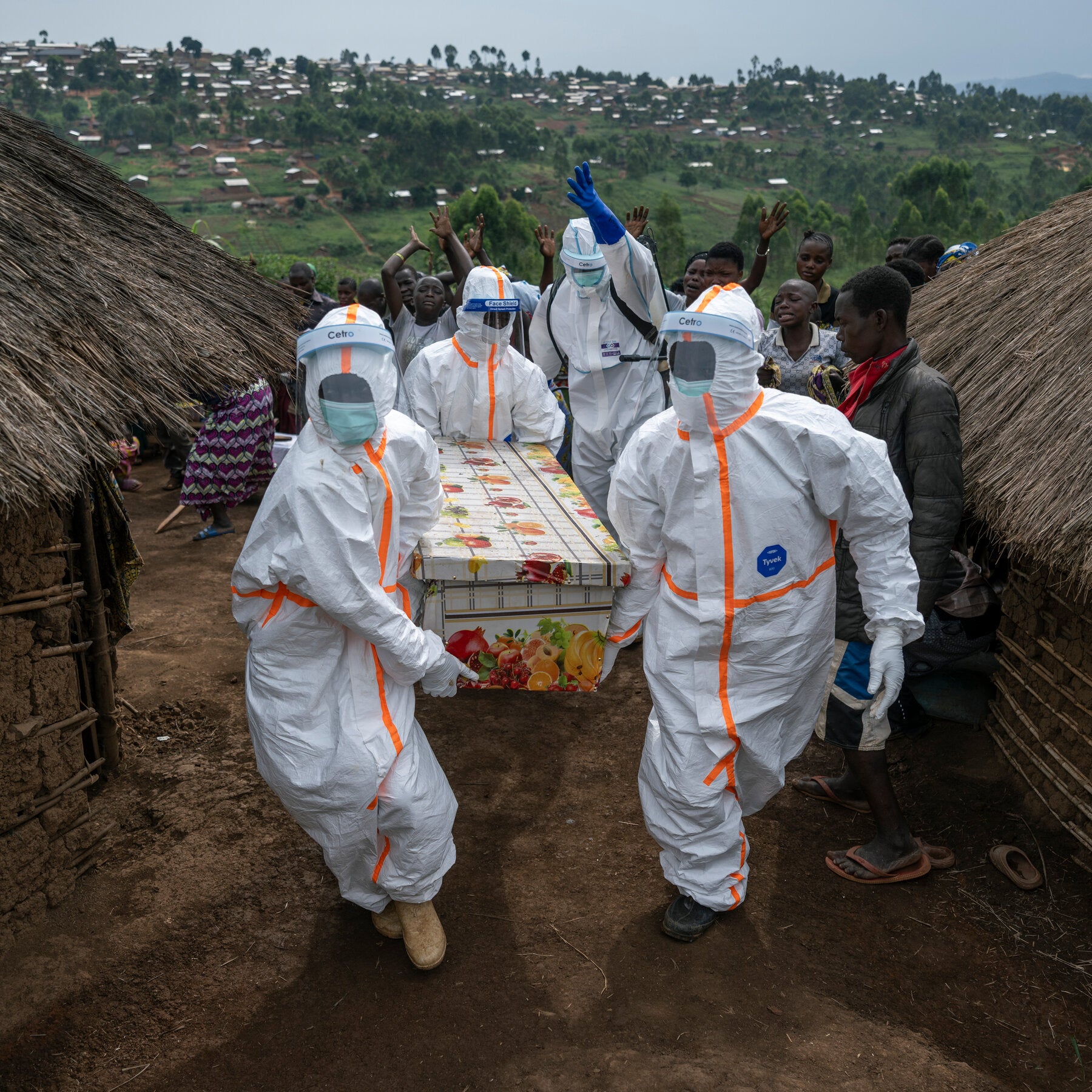 Petugas kesehatan mengenakan alat pelindung diri saat merespons wabah Ebola di salah satu wilayah terpencil Republik Demokratik Kongo, menggambarkan tantangan besar di lapangan.