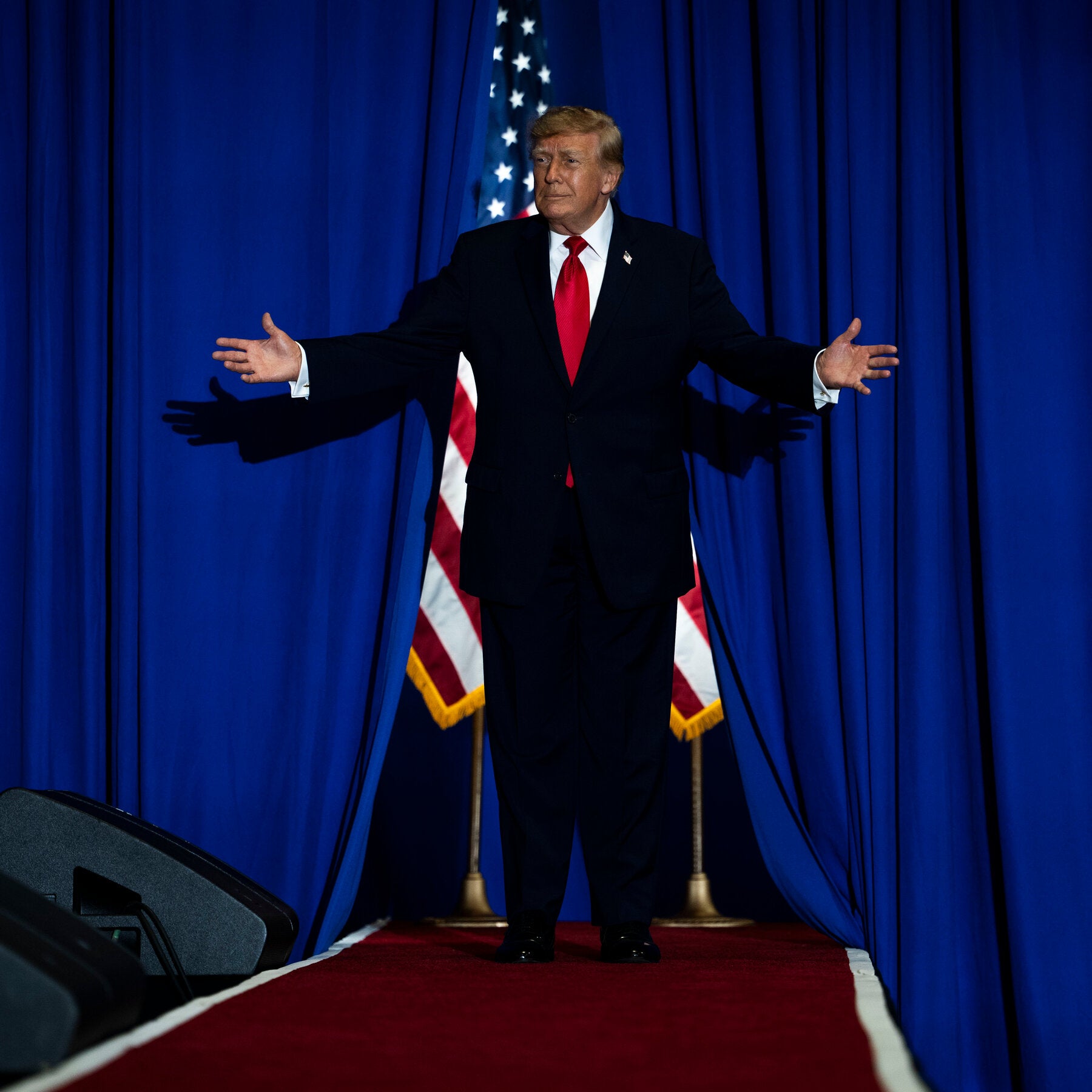 Donald Trump berbicara di hadapan para pendukung setianya dalam sebuah kampanye pemilu paruh waktu, yang menunjukkan fokus strategisnya pada mobilisasi basis.