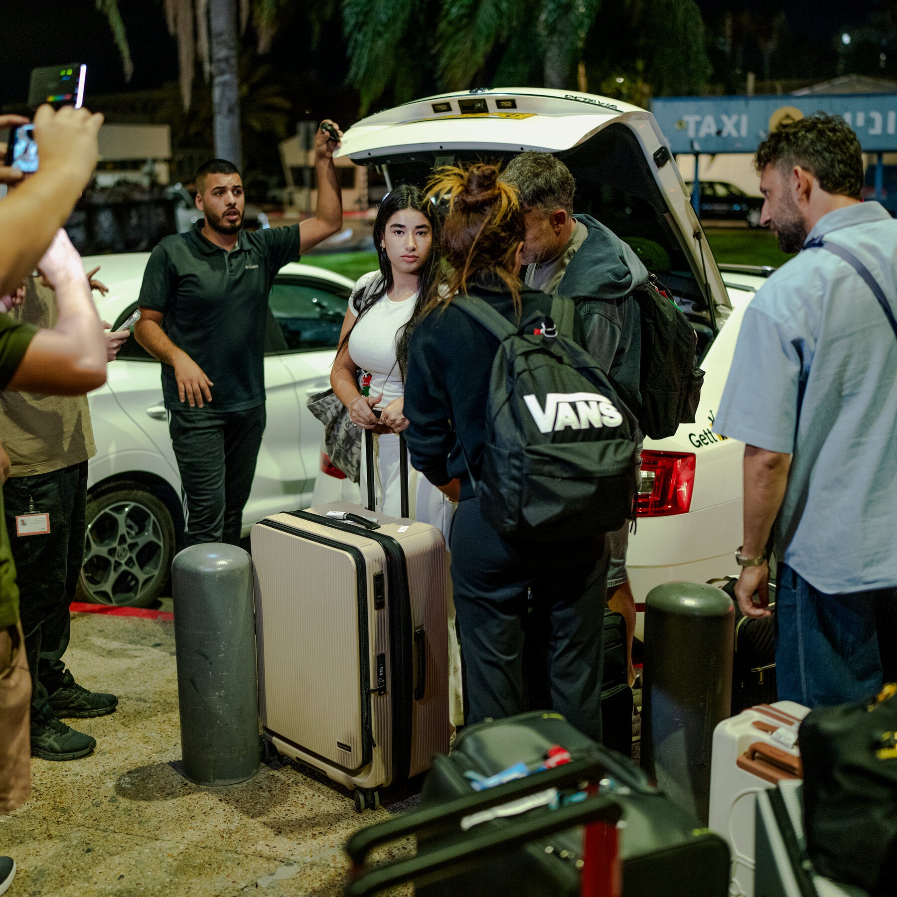 Petugas investigasi tengah mencari bukti di lokasi insiden, mengumpulkan fragmen dan data untuk mengungkap motif serangan FlyDubai.