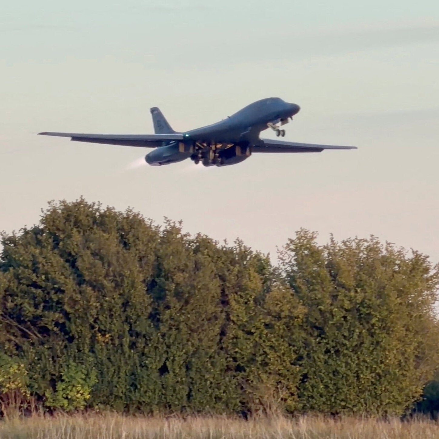 Pesawat pembom B-1 Lancer Angkatan Udara AS yang beroperasi dari pangkalan udara Royal Air Force (RAF) Fairford di Inggris, lokasi penarikan strategis menyusul ancaman drone.