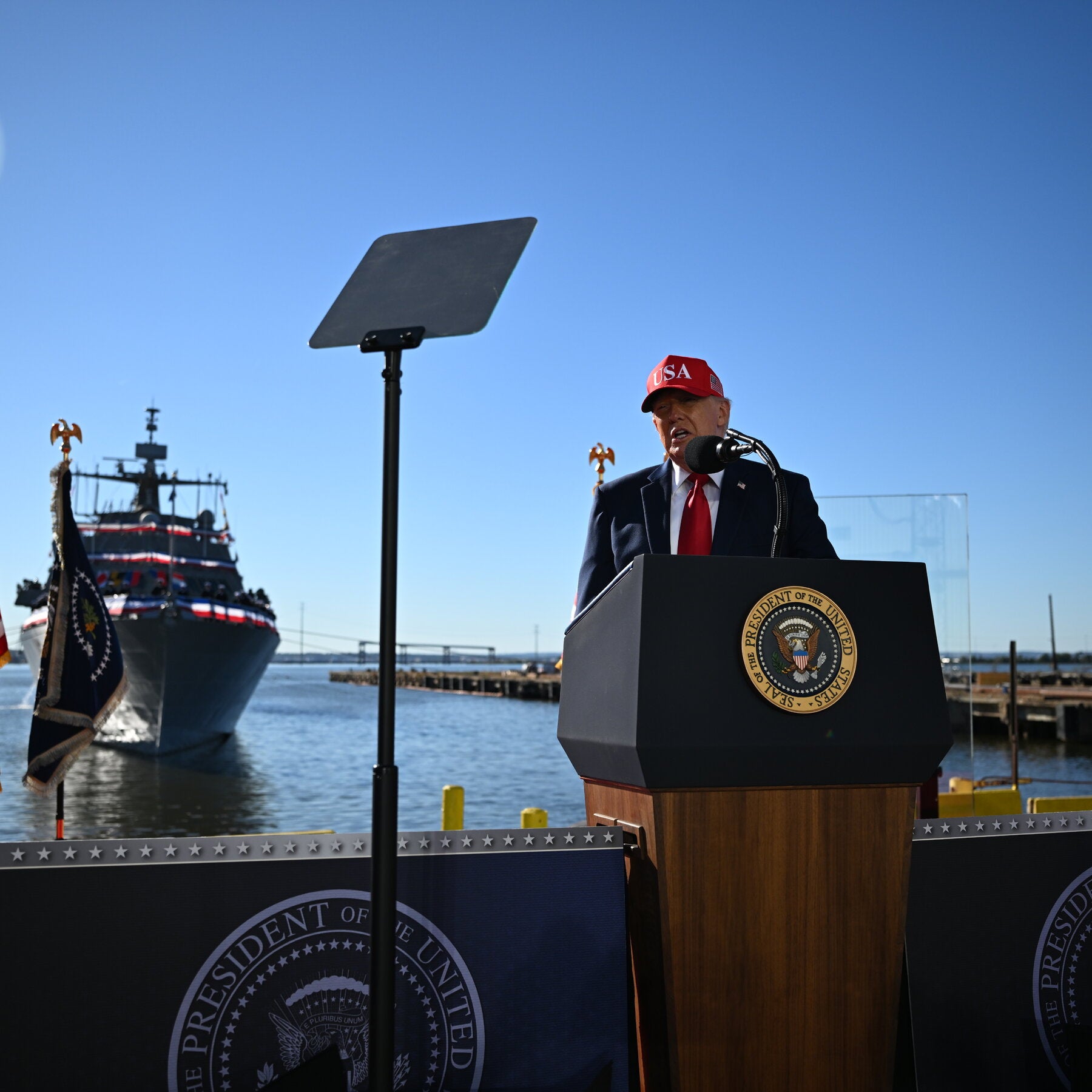 Mantan Presiden Donald Trump dan Gubernur Wes Moore sama-sama mengklaim kredit atas investasi besar di galangan kapal yang menjanjikan ribuan lapangan kerja baru, memicu duel politik. (Ilustrasi)