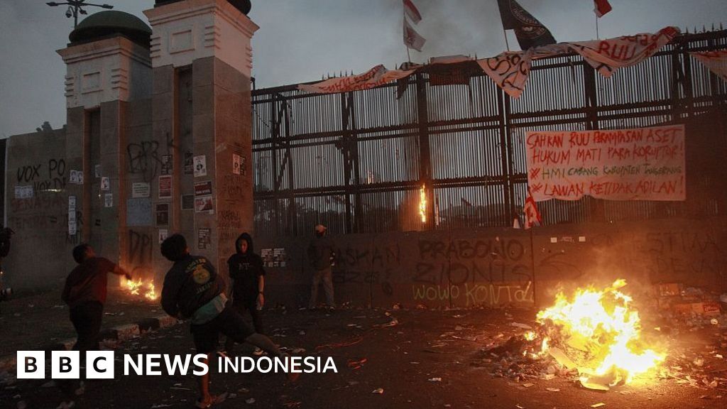 Ilustrasi demonstrasi yang berujung ricuh, menggambarkan suasana tegang dan potensi kekerasan di lapangan.