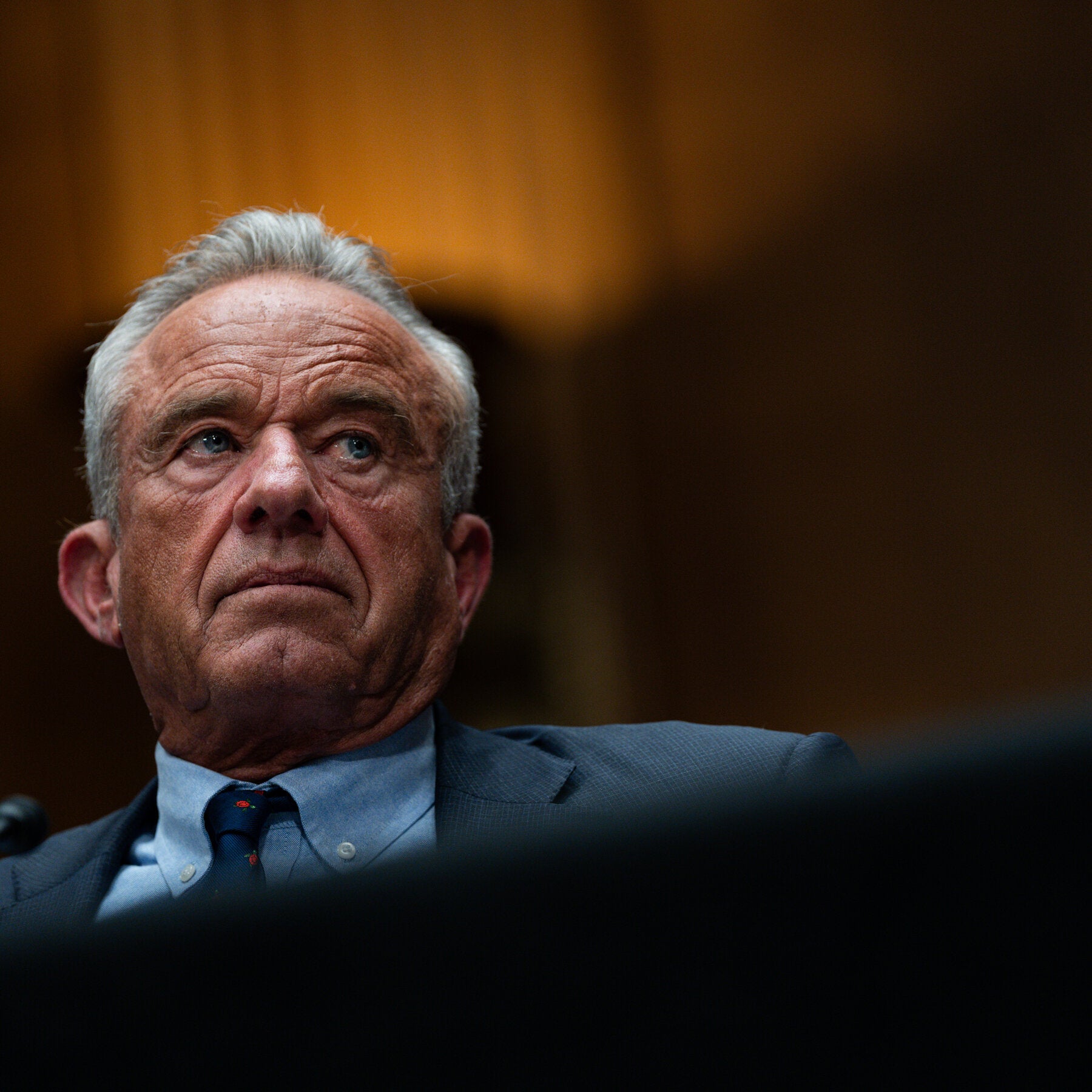 Robert F. Kennedy Jr. mengumumkan inisiatif cedera vaksin, memicu perdebatan sengit tentang landasan ilmiahnya di kalangan pakar kesehatan.