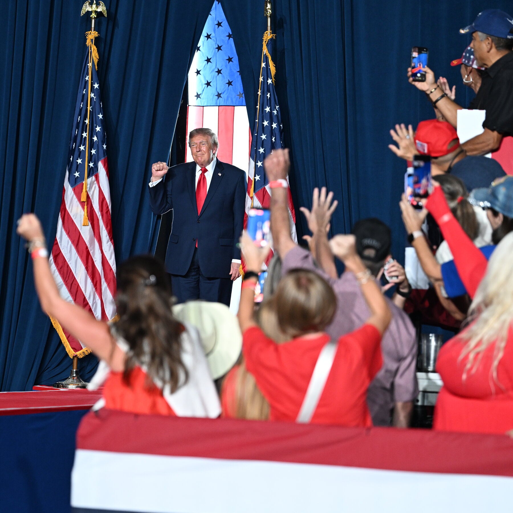 Mantan Presiden Donald Trump dan kandidat Senat Ken Paxton di sebuah reli di Texas, di mana pidato Trump fokus pada pembelaan rekornya sendiri.
