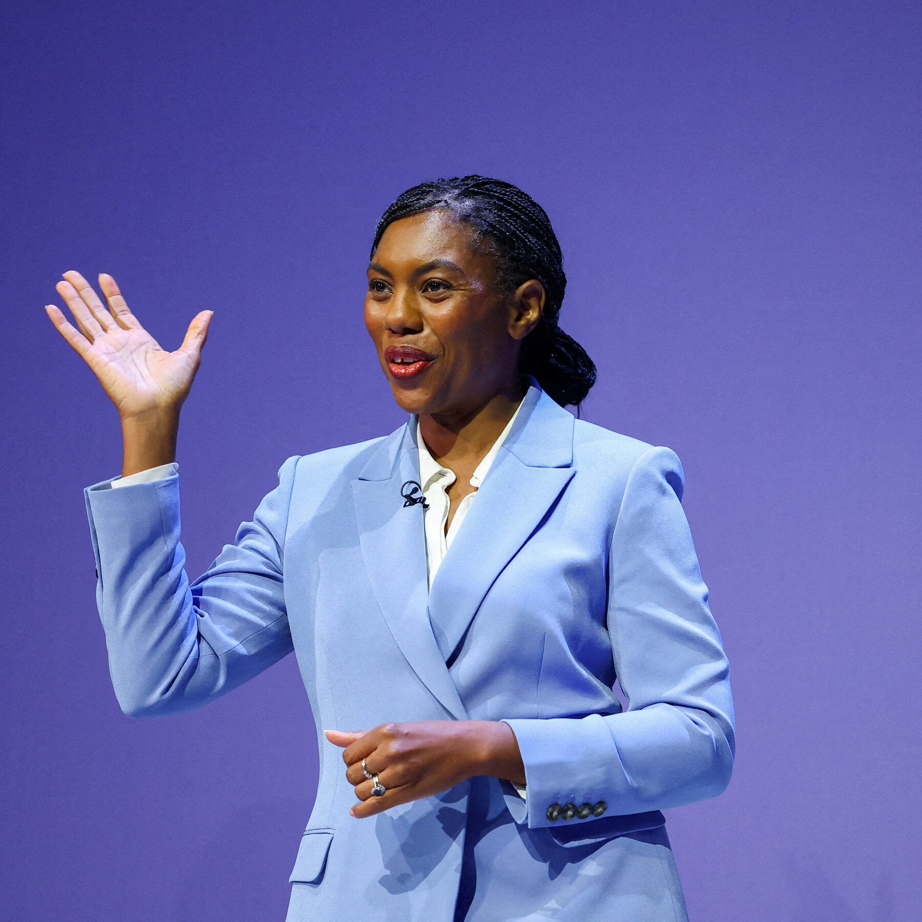 Kemi Badenoch berpidato di hadapan pendukung Konservatif, mencari momentum di tengah tantangan politik Inggris.
