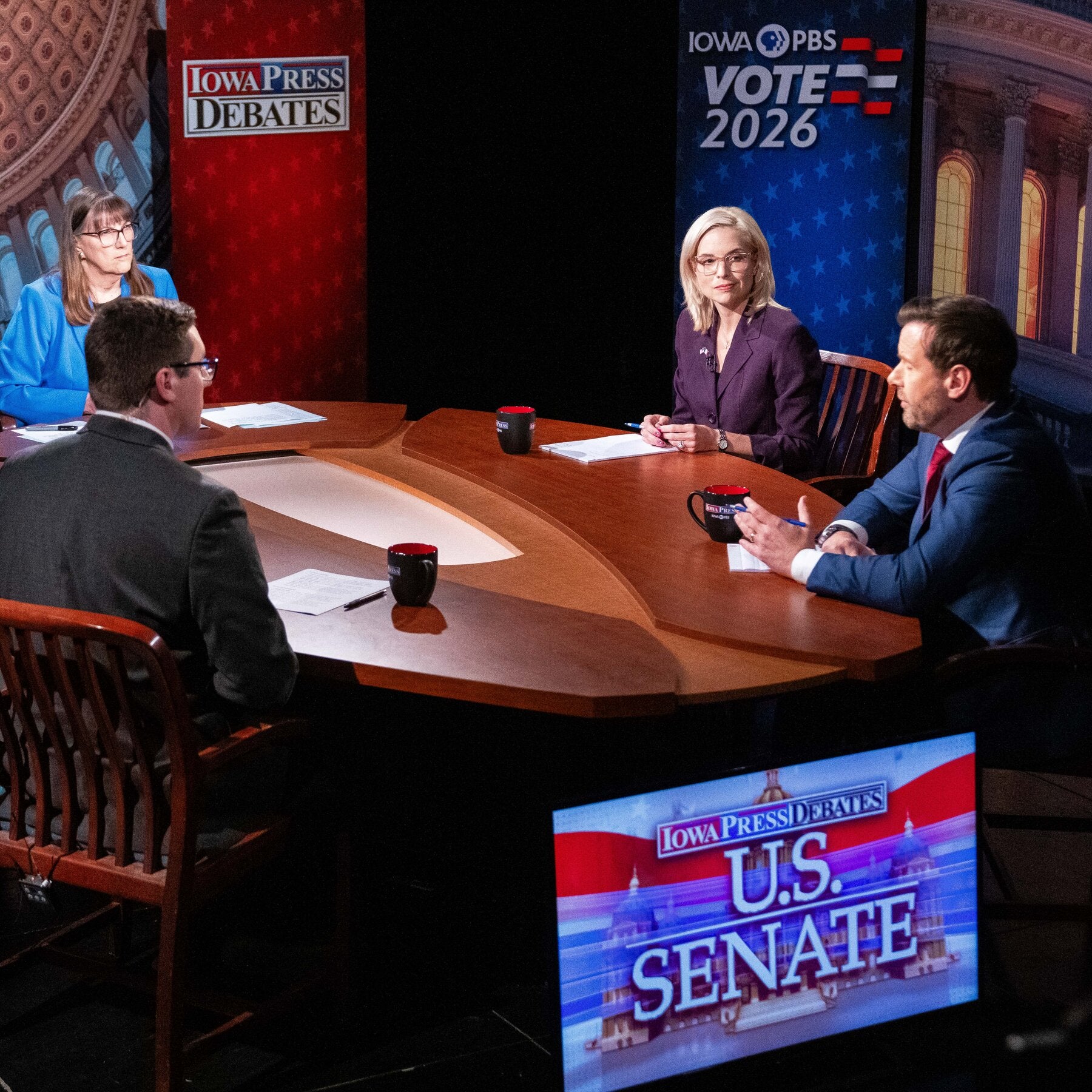 Representative Ashley Hinson (kanan) dan Josh Turek (kiri) saat debat Senat Iowa perdana, menunjukkan pertarungan sengit di negara bagian kunci.