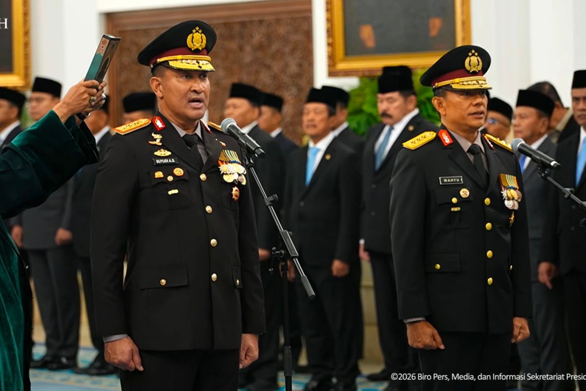 Ketua Kompolnas menyerahkan dokumen rekomendasi program kerja kepada Jenderal Pol. Suyudi Ario Seto sebagai Kapolri yang baru dilantik, menandai komitmen terhadap kelanjutan reformasi institusi.