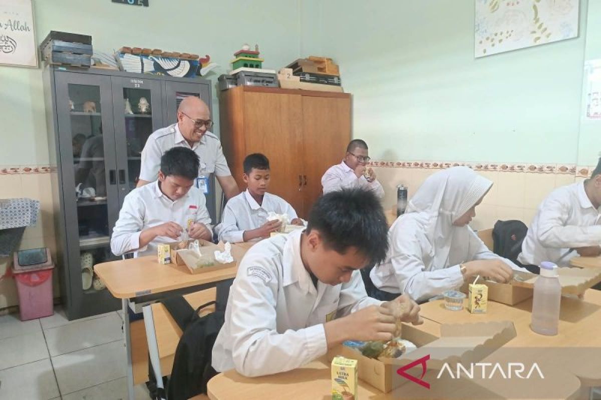 Seorang anak dengan kebutuhan khusus berinteraksi di lingkungan sekolah, ilustrasi pentingnya pendidikan inklusif yang didukung oleh Unit Layanan Disabilitas.