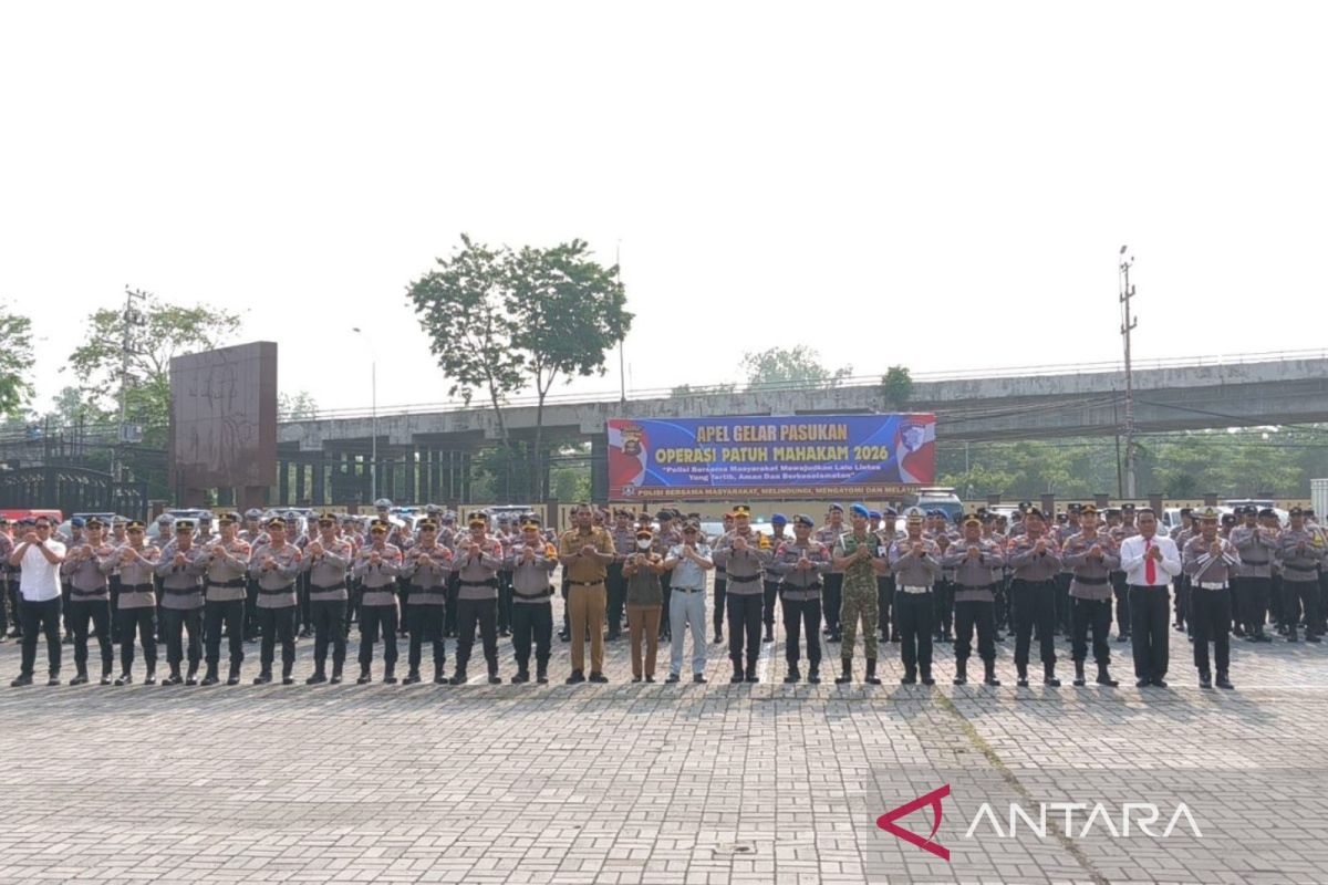 Petugas memantau sistem Electronic Traffic Law Enforcement (ETLE) yang efektif merekam ribuan pelanggaran lalu lintas setiap hari, menandai era baru penegakan disiplin berkendara.