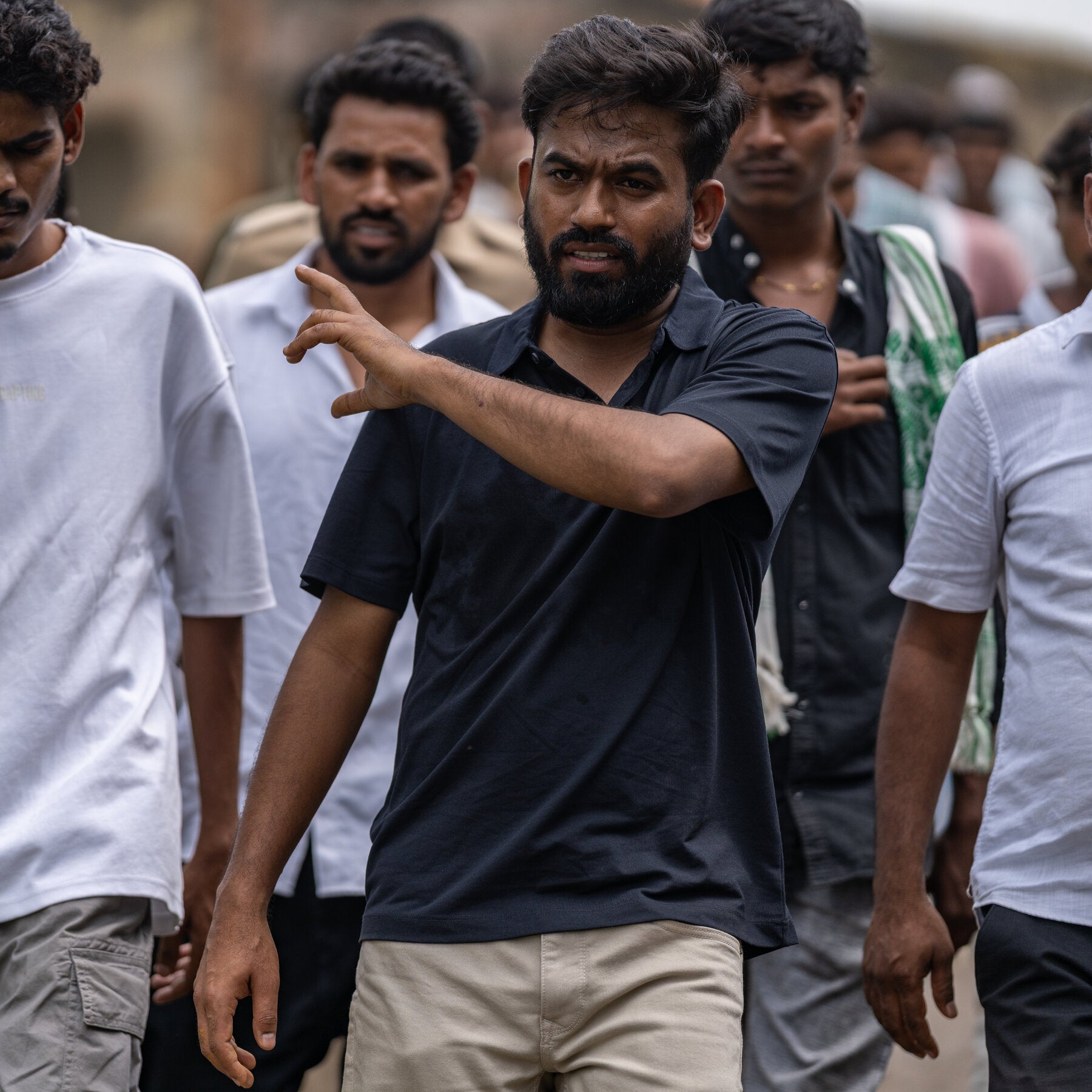 Aparat keamanan berjaga-jaga di sebuah jalan di India, menyusul penangkapan pimpinan gerakan pemuda yang berencana menggelar protes terkait hak suara.