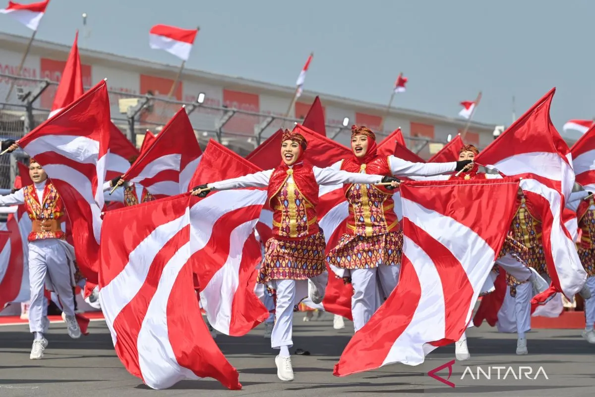 Suasana sirkuit Mandalika saat ajang balap MotoGP. Ajang kelas dunia ini diharapkan terus memberikan dampak positif bagi ekonomi lokal Nusa Tenggara Barat.