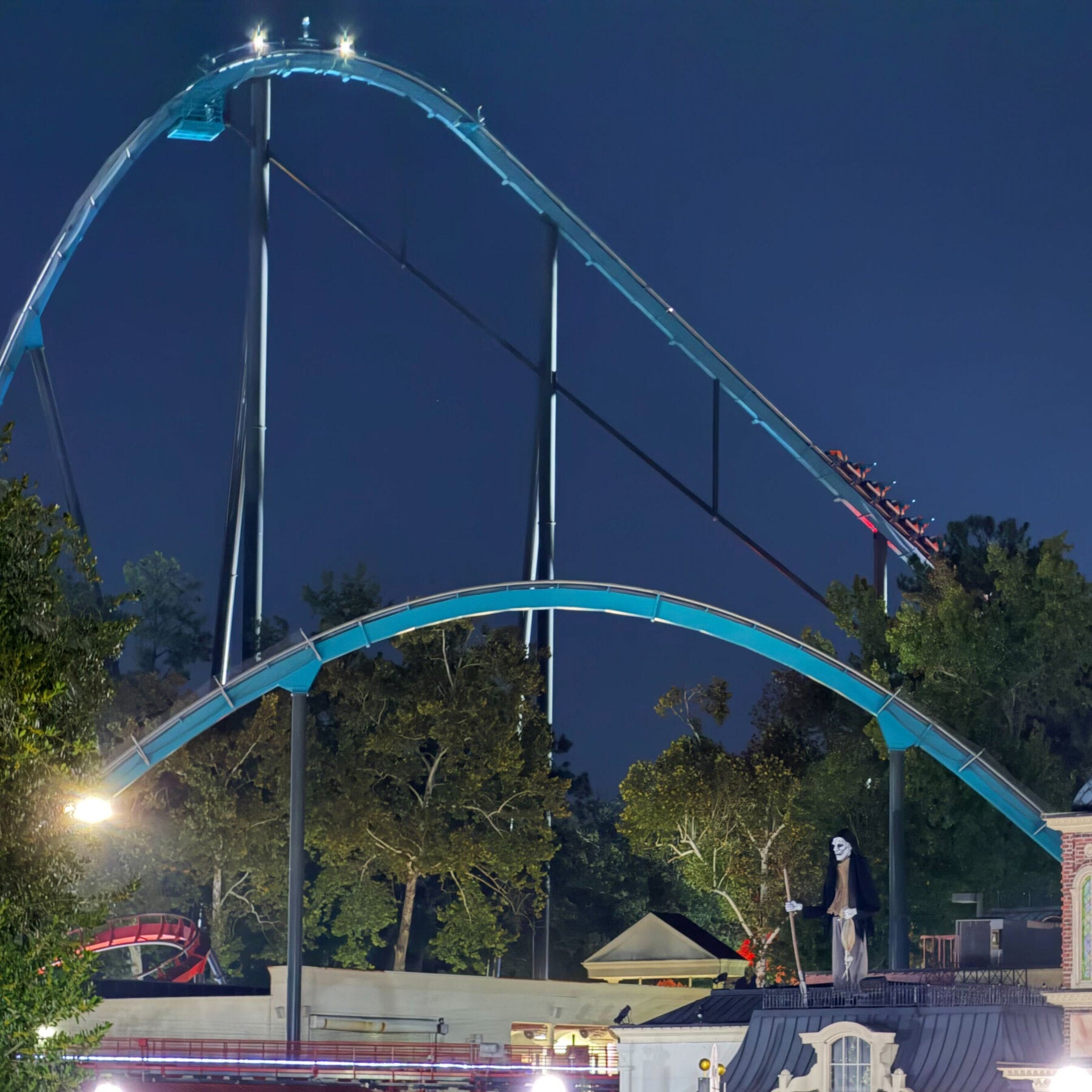 Petugas kepolisian dan tim forensik melakukan investigasi di area Six Flags Over Georgia menyusul insiden fatal yang merenggut nyawa seorang pria.