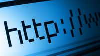 Ilustrasi pengguna ponsel menikmati konten video dan drama melalui browser, memanfaatkan fitur VPN dan pemblokir iklan untuk pengalaman optimal.