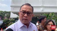 Kepala BRIN Arif Satria meninjau pengembangan inovasi mitigasi bencana di laboratorium. BRIN siap menguji coba tepung singkong sebagai agen pemadam karhutla yang ramah lingkungan.