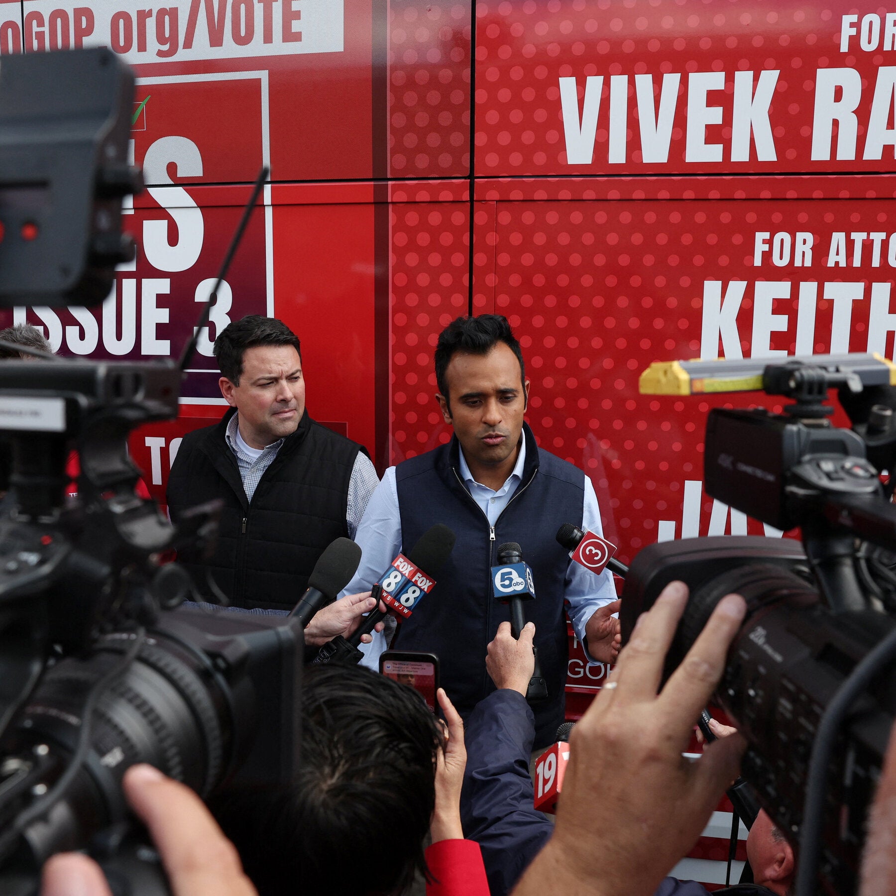 Vivek Ramaswamy, figur politik yang kerap menuai kontroversi, saat berpidato dalam sebuah kampanye.
