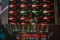 Pekerja memantau pergerakan Indeks Harga Saham Gabungan (IHSG) di layar besar Bursa Efek Indonesia, mencerminkan volatilitas pasar hari ini.