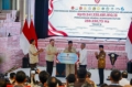 Presiden Prabowo Subianto (tengah) menyaksikan simbolisasi penyerahan denda administratif dan penyelamatan keuangan negara oleh Jaksa Agung ST Burhanuddin (kedua kiri) kepada Menteri Keuangan, Menteri Pertahanan Sjafrie Sjamsoeddin (kiri), dan Menteri Kehutanan Raja Juli Antoni di Kejaksaan Agung.