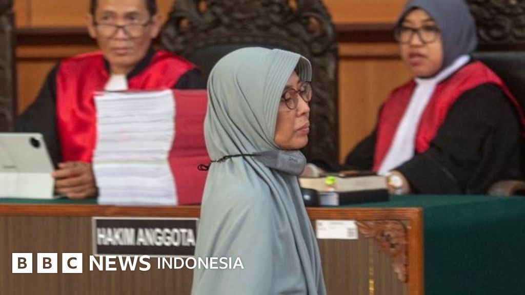 Ketua yayasan Little Aresha, Diyah, saat persidangan kasus kekerasan anak yang menjeratnya. (Ilustrasi pengadilan)