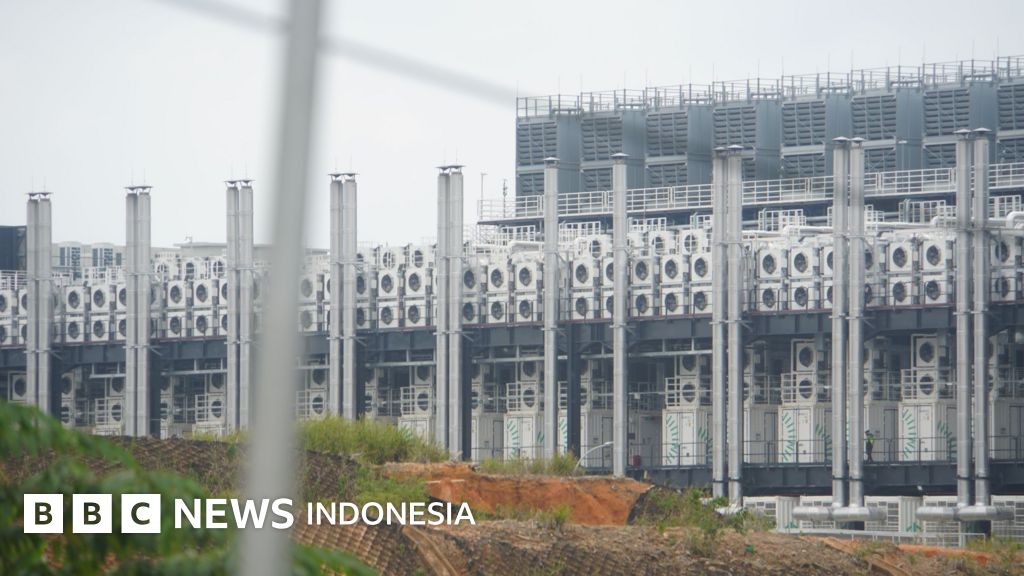 Warga di tengah kawasan pembangunan infrastruktur modern, namun kesulitan mendapatkan pasokan air bersih.