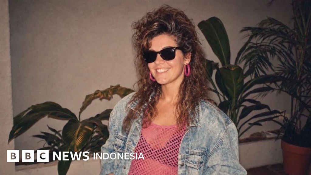 Ilustrasi foto selfie yang diubah dengan gaya retro AI, dengan peringatan ikon privasi di latar depan.