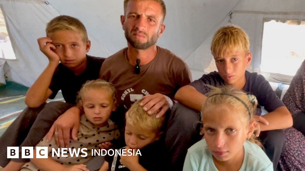 Anak-anak Gaza mencari sisa-sisa harta benda di tengah puing-puing bangunan yang hancur akibat serangan udara, menggambarkan realitas pahit di balik klaim gencatan senjata.
